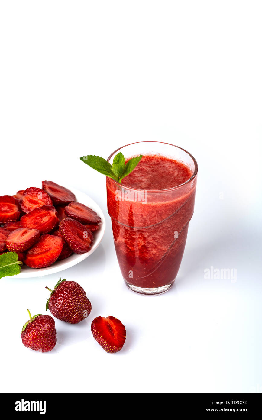 Glas Erdbeer Smoothie auf weißem Hintergrund. Stockfoto