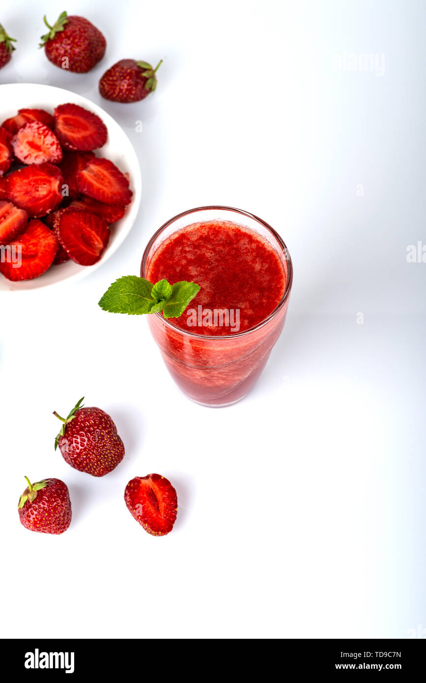 Glas Erdbeer Smoothie auf weißem Hintergrund. Stockfoto