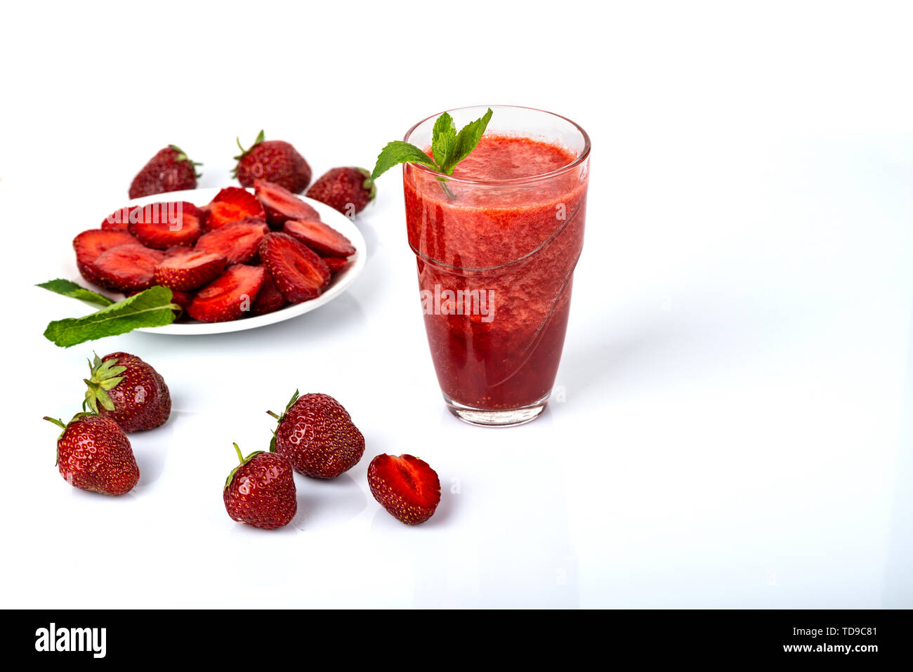 Glas Erdbeer Smoothie auf weißem Hintergrund. Stockfoto