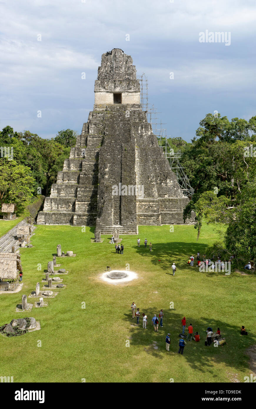 Touristen, die sich in der Grand Plaza vor Temple ich oder Tempel der Großen Jaguar, Maya Ruinen von Tikal, Guatemala, Mittelamerika Stockfoto