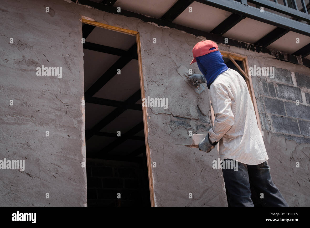 Bauarbeiter verputzarbeiten Wand mit Zementputz Stockfoto