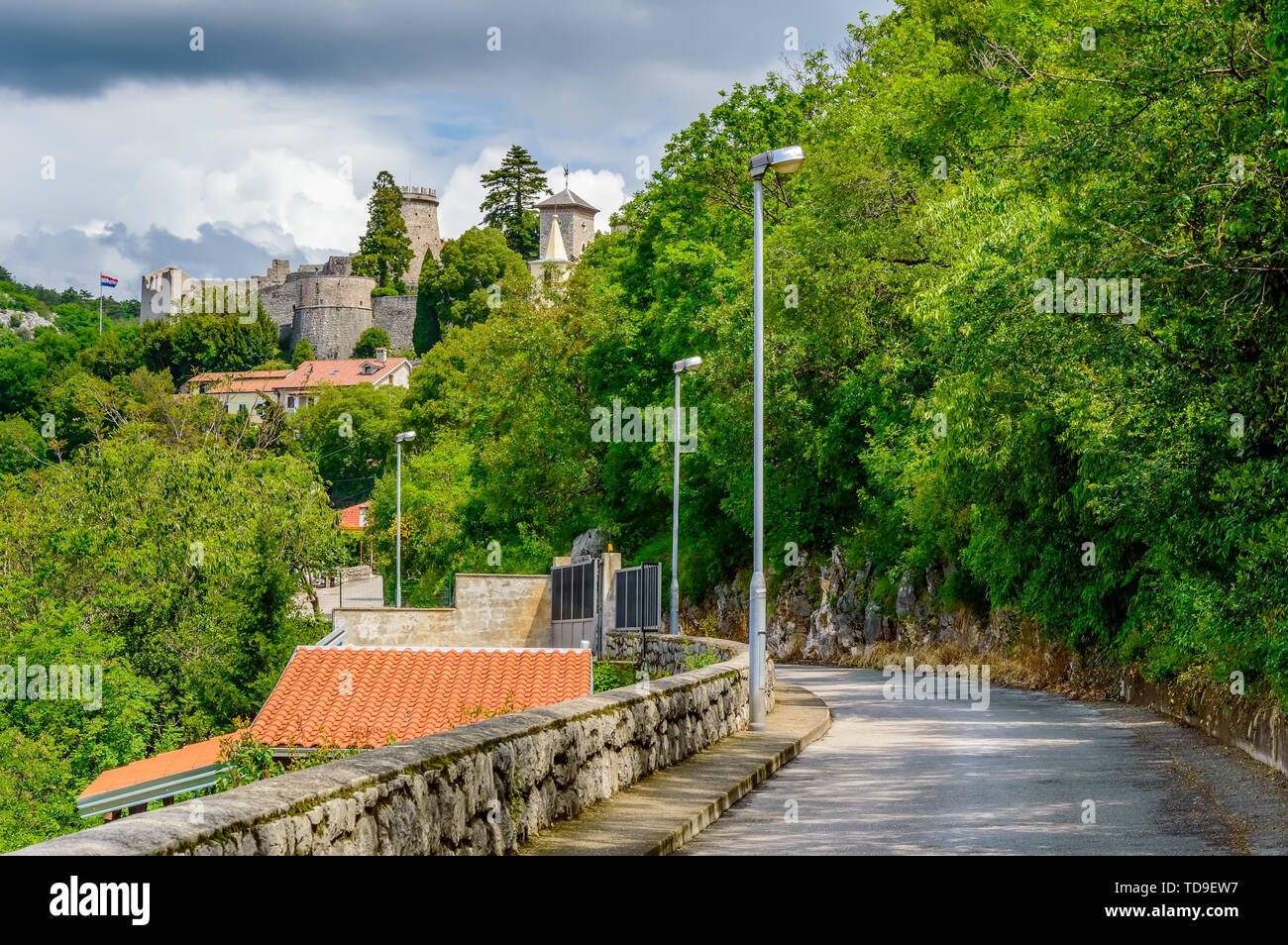 Rijeka, Kroatien: Weg nach Trsat Burg umgeben von grünen Bäumen, Stockfoto