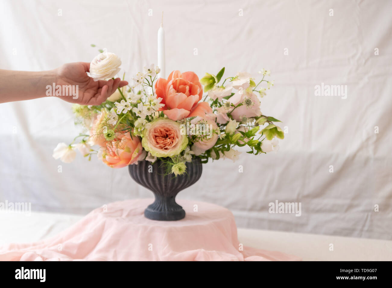 Frau Hände berühren einen Blumenstrauß. Stockfoto