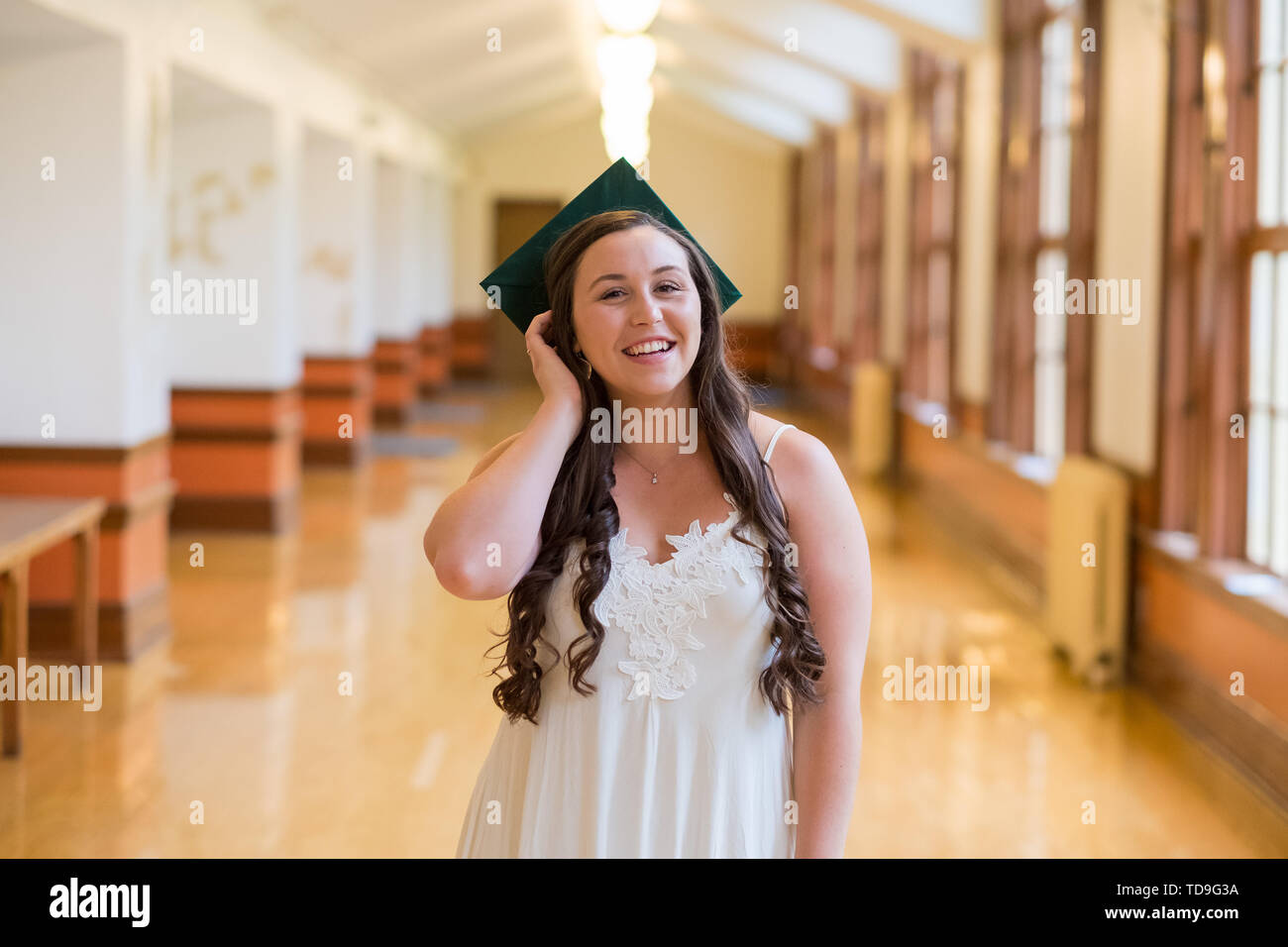 Hochschulabsolventen auf dem Hochschulcampus in eine Kappe und Gewand feiern Abschluss Ihrer undergrad Bachelor im Frühjahr. Stockfoto