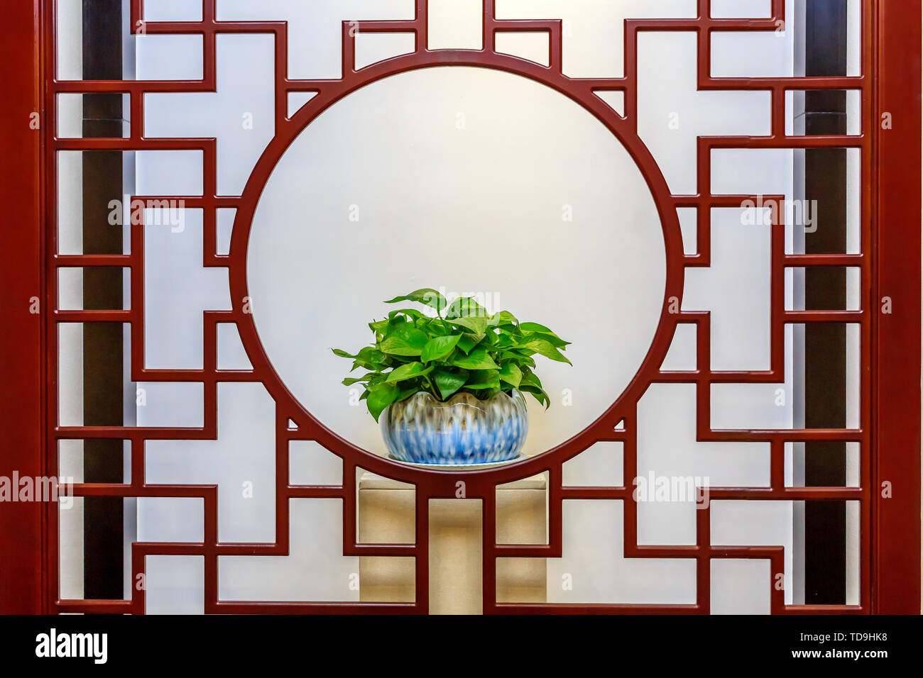 Klassische Massivholz Türen und Fenster der chinesischen Architektur Stockfoto