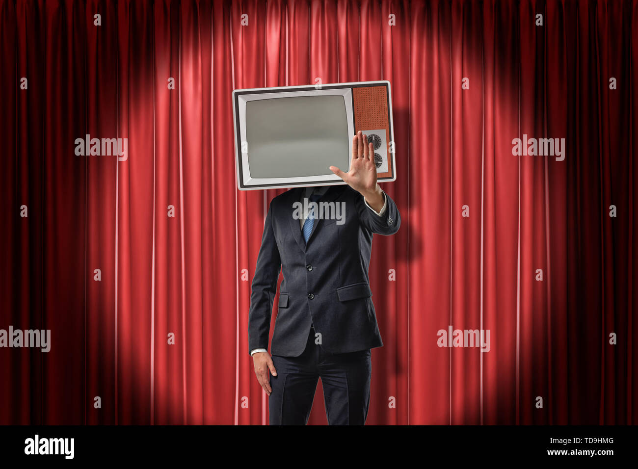 Geschäftsmann mit Vintage tv anstelle von Kopf machen stop Geste auf rote Bühnenvorhänge Hintergrund Stockfoto
