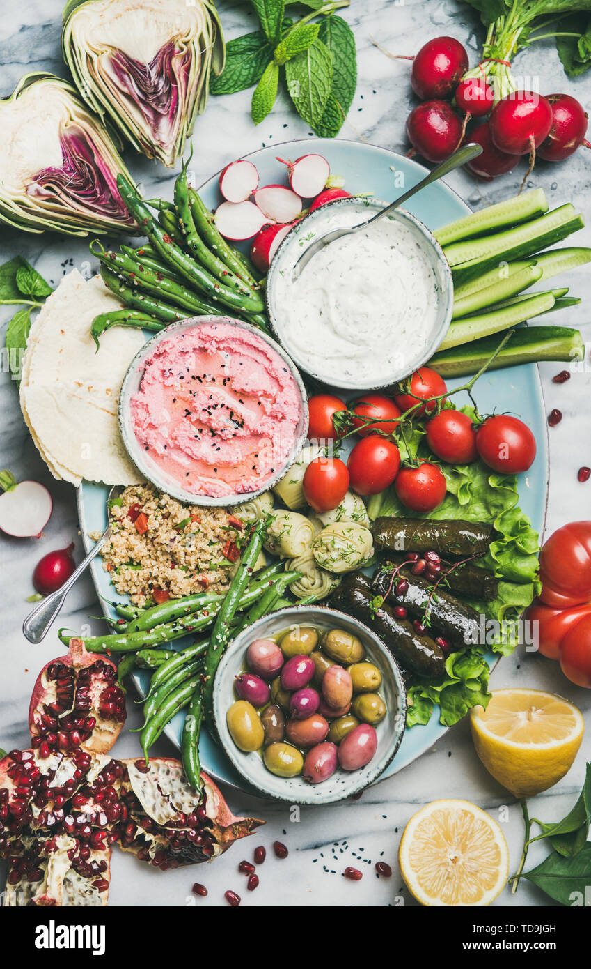 Gesunden veganen Snack und Dip über marmortisch Hintergrund Stockfoto