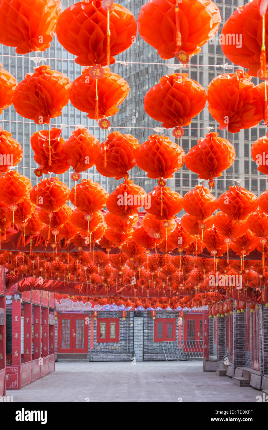 Antike Gebäude und roten Laternen an der Kaiserlichen Tempel Messe in Shenyang, China Stockfoto