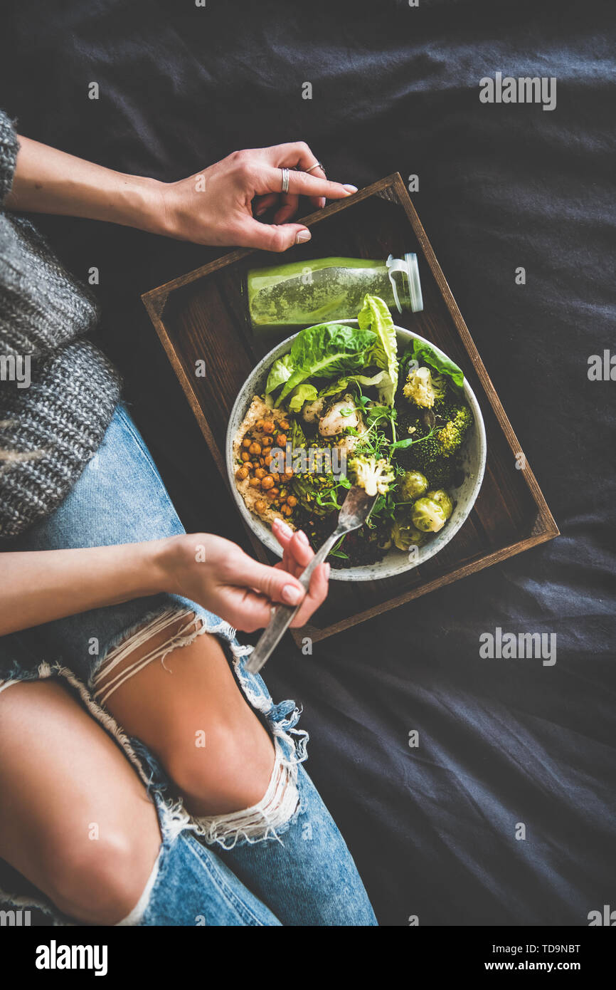 Gesund vegan Schüssel und Smoothie und Frau essen, Ansicht von oben Stockfoto