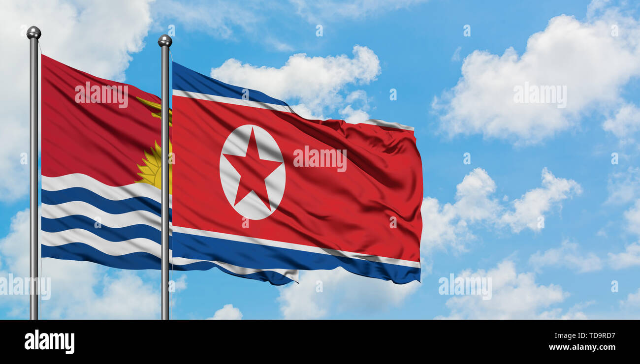 Kiribati und Nordkorea Fahne im Wind gegen Weiße bewölkt blauer Himmel zusammen. Diplomatie Konzept, internationale Beziehungen. Stockfoto