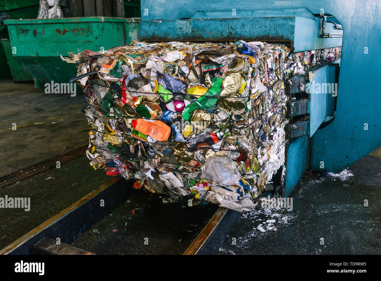 Recycling und Sortierung von Hausmüll in der Anlage. Gedrückt Papierkorb für die weitere Verarbeitung. Recycling und Lagerung von Abfällen. Recycling und Abfall Stockfoto