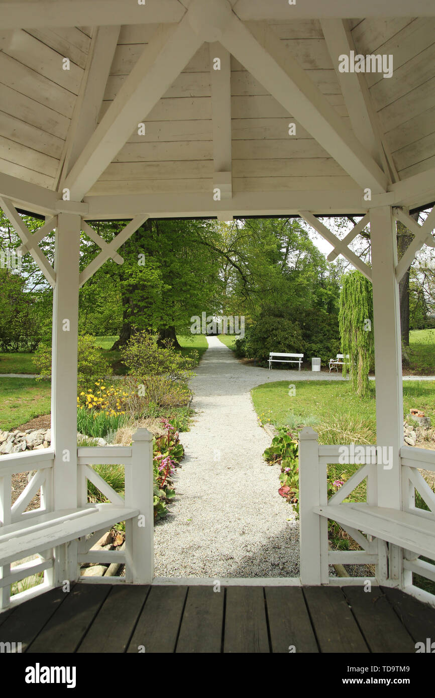 Friedliche Pavillon im Frühling Garten Park Stockfoto