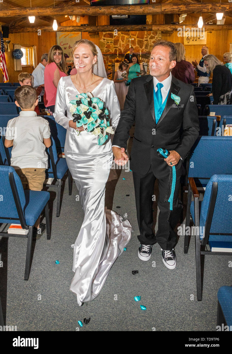 Neu verheiratete Paare zu Fuß Gang; Hochzeit; Kongress Kirche; Buena Vista; Colorado; USA Stockfoto