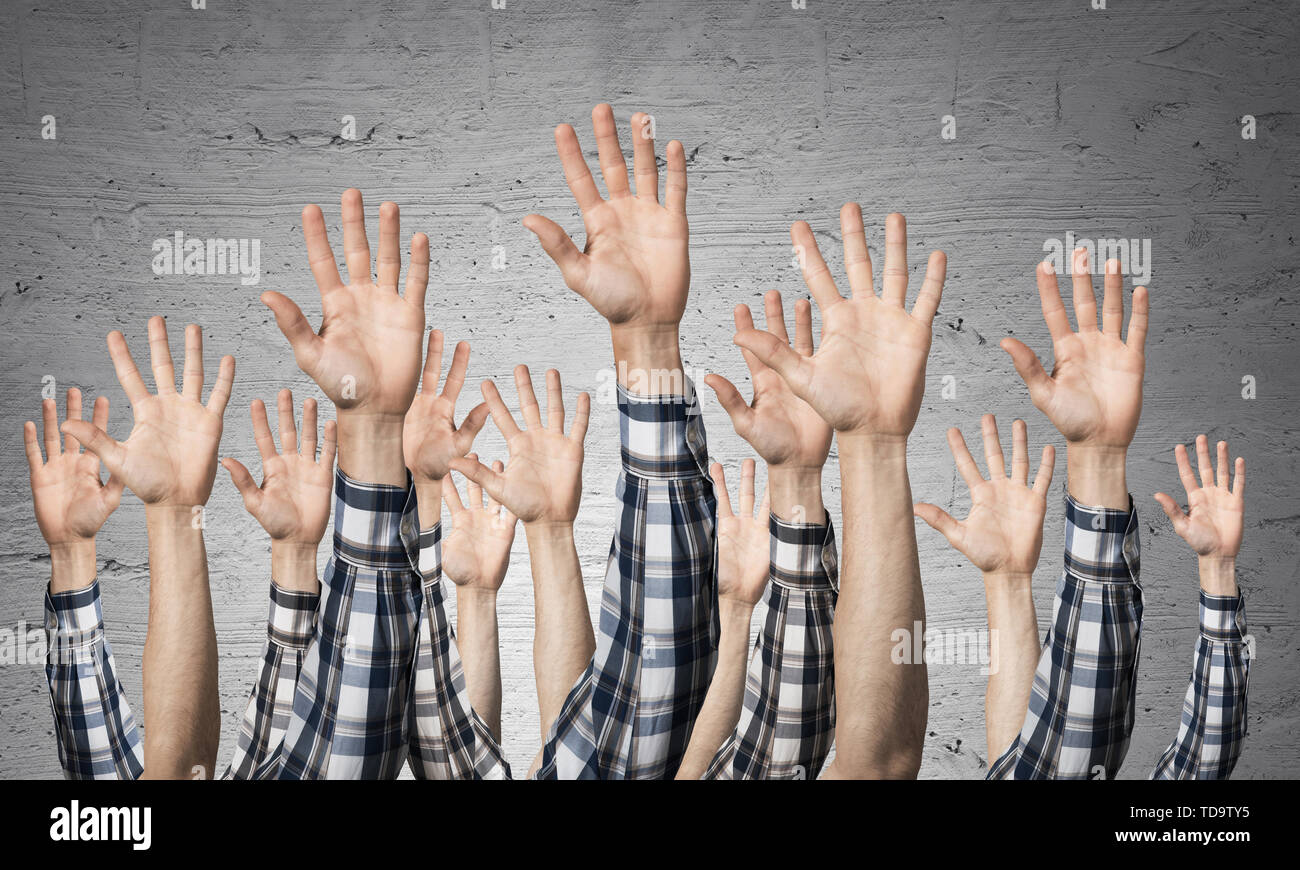 Zeile des Menschen Hand mit fünf Fingern Verbreitung Geste. Hallo oder eine Gruppe von Zeichen helfen. Menschliche Hände gestikulierend auf den Hintergrund der graue Wand. Viele Arme angehoben Stockfoto