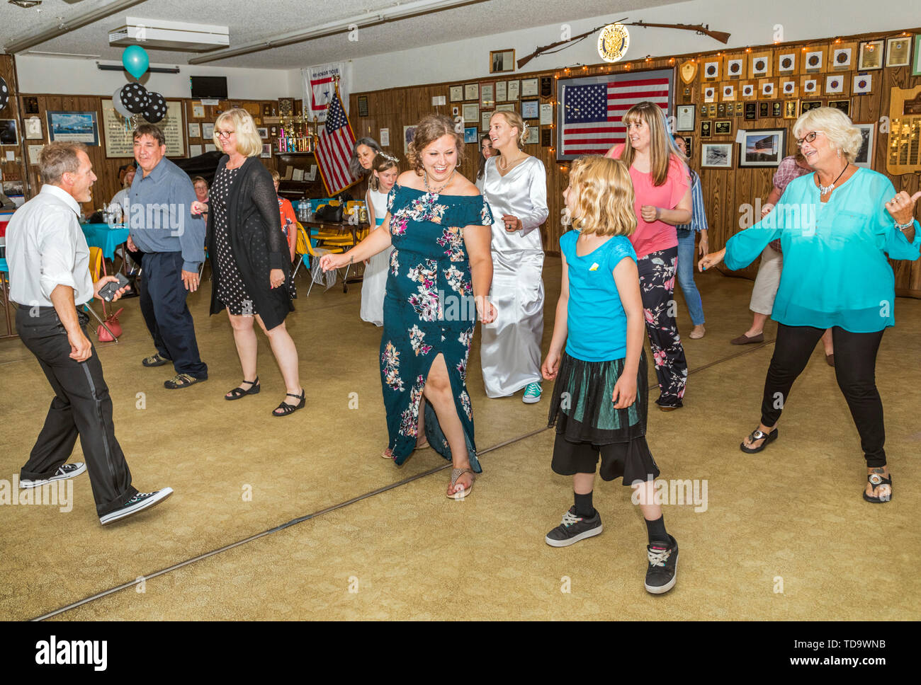 Hochzeitsgäste Line Dance an der Hochzeit; Kongress Kirche; Buena Vista; Colorado; USA Stockfoto