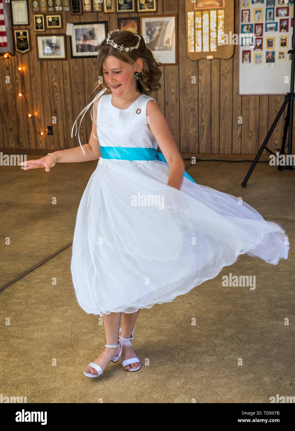 Flower Girl tanzen an der Hochzeit; Kongress Kirche; Buena Vista; Colorado; USA Stockfoto