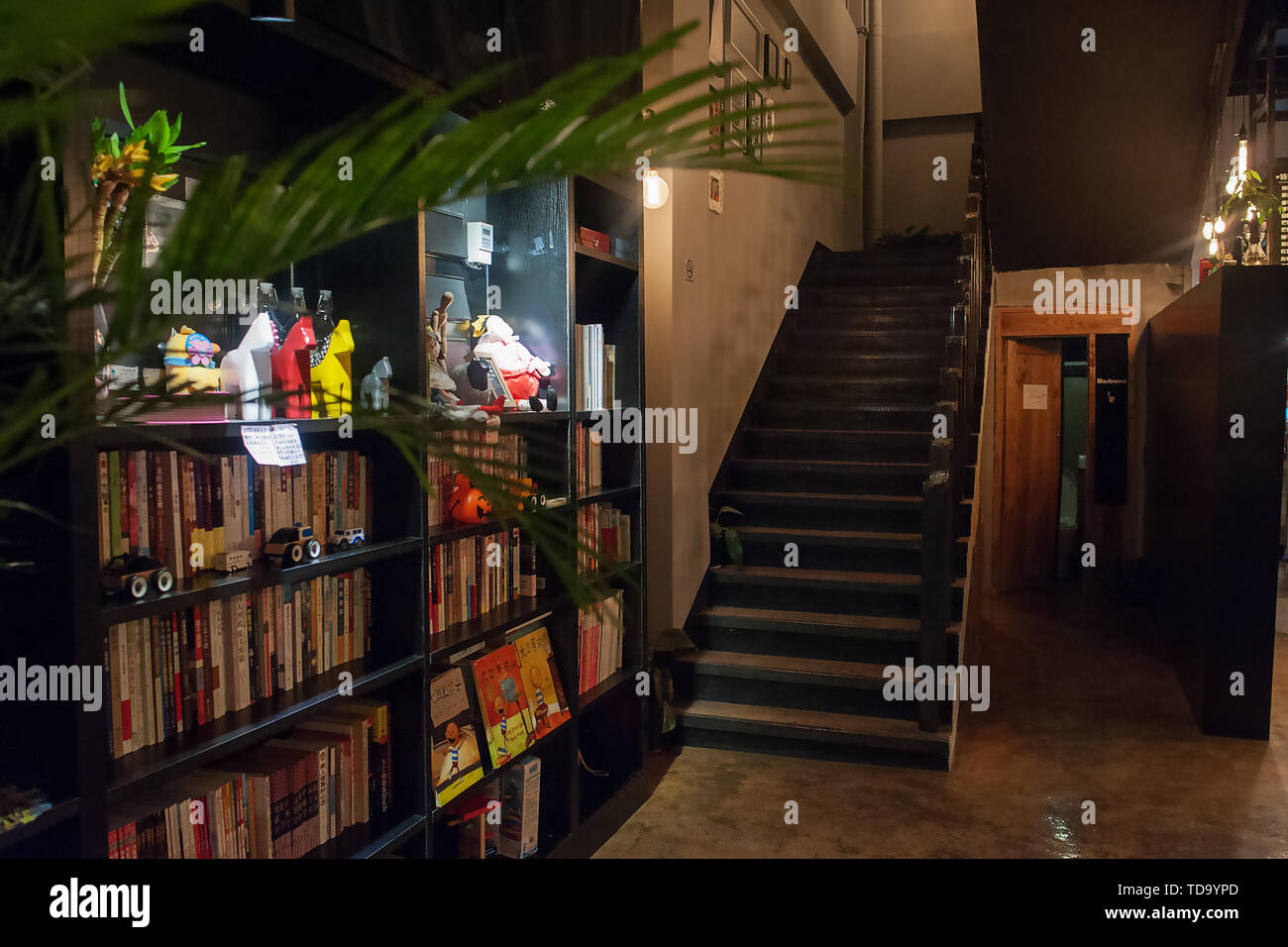 Cafe Bücherregal Stockfoto