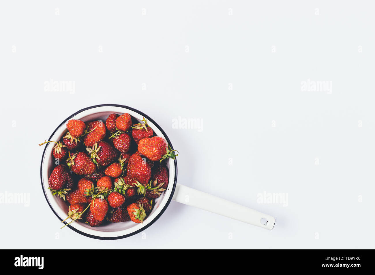 Frische rote Erdbeeren im Vintage emaillierte Metall Sieb auf weißem Hintergrund mit kopieren. Stockfoto