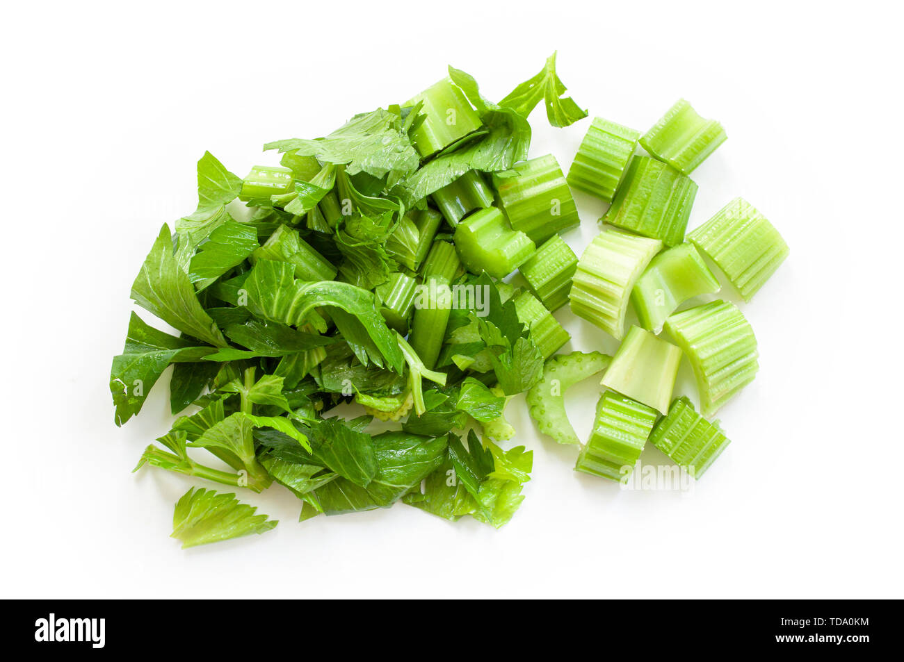 Stücke gehackten frischen Sellerie auf weißem Hintergrund. Schließen Sie herauf Bild. Stockfoto