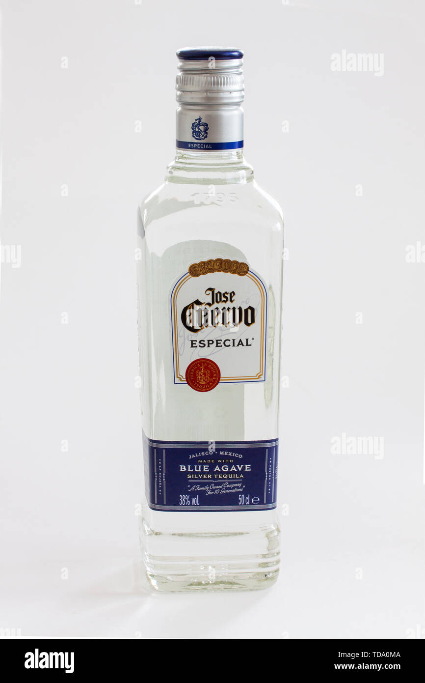 Flasche mexikanischen Tequila auf weißem Hintergrund. Stockfoto