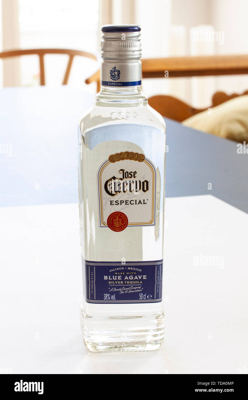 Flasche mexikanischen Tequila auf einem Tisch im häuslichen Umfeld Stockfoto