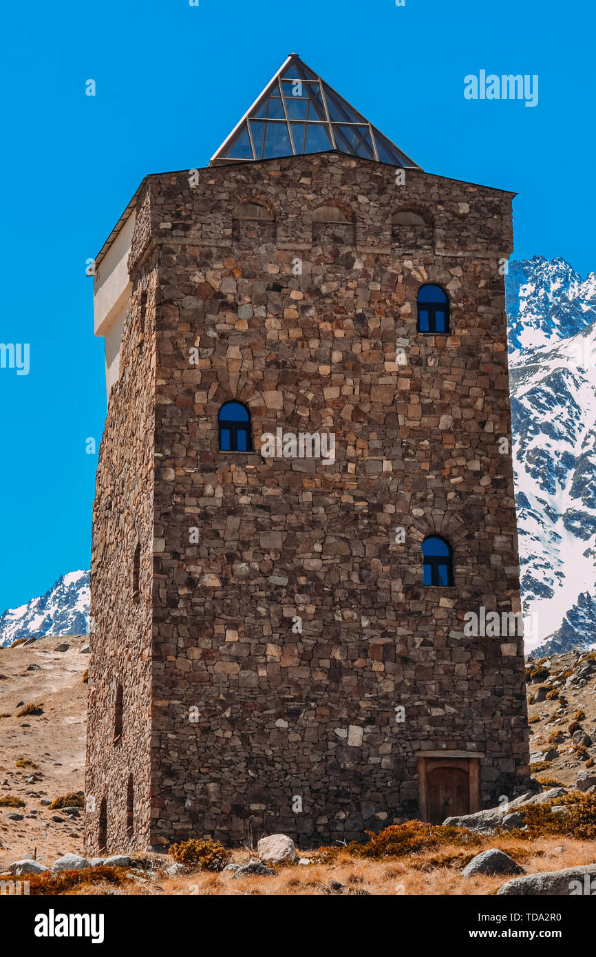 Wohn- Gebäude aus Stein in den Bergen und die Sommerzeit in der Tageszeit Stockfoto