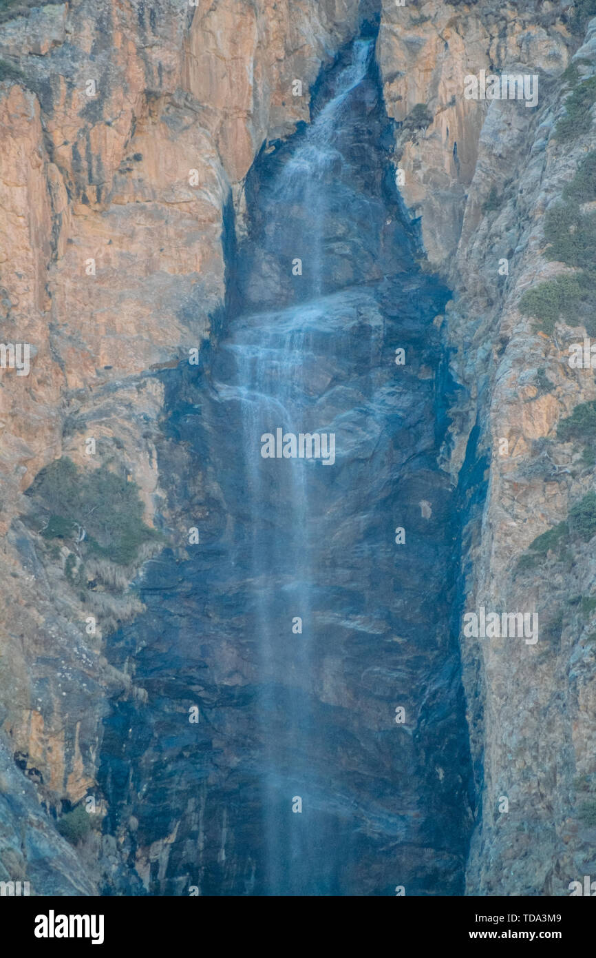 Wasserfall in einer bergigen Gegend in der Tageszeit Stockfoto