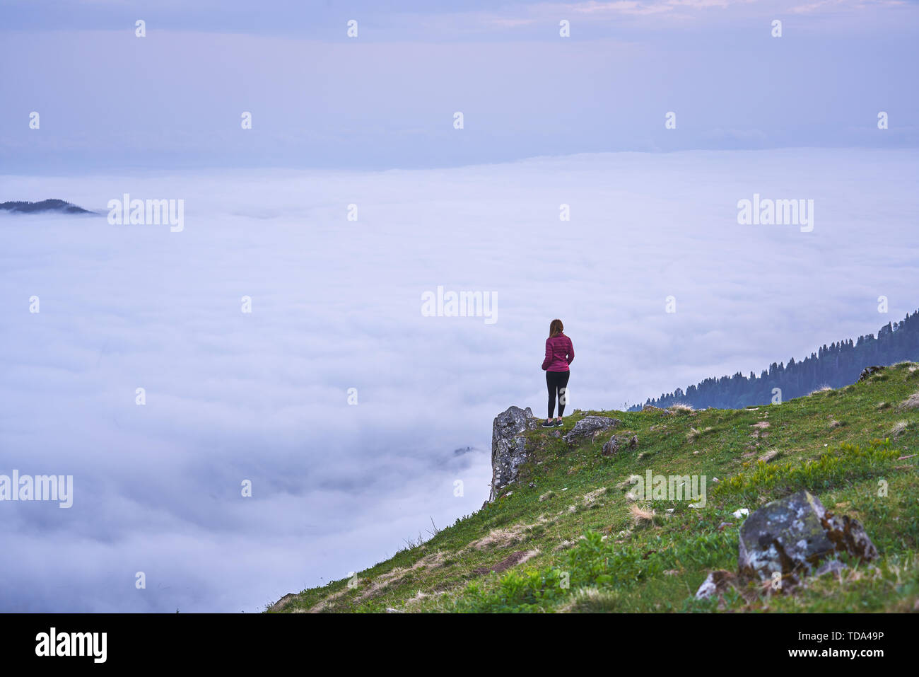 Mädchen Modell posiert und Blick auf Meer der Wolken im Hochland der nordöstlichen Region Karadeniz, Türkei. Landschaft bei Sal Hochebene genommen Stockfoto