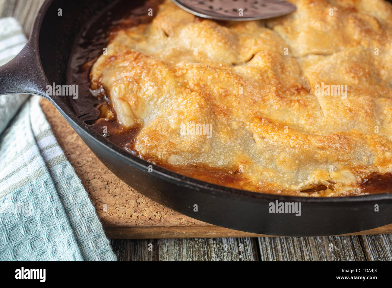 Apfelkuchen gebacken in einer gusseisernen Pfanne mit Butter Caramel Sauce  und goldene Kruste Stockfotografie - Alamy
