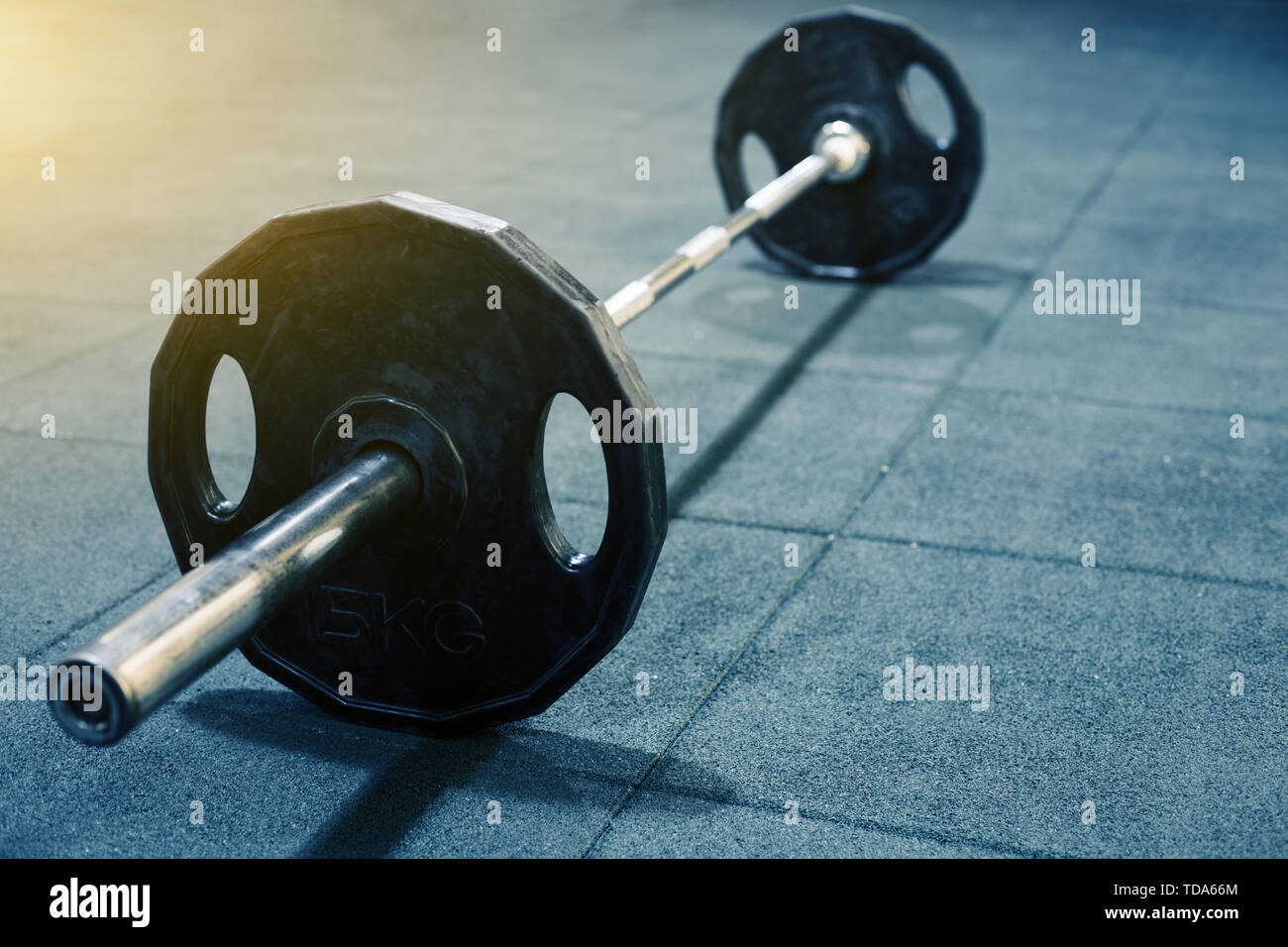 Alle Arten von Fitnessgeräte im modernen Fitnessraum Stockfoto