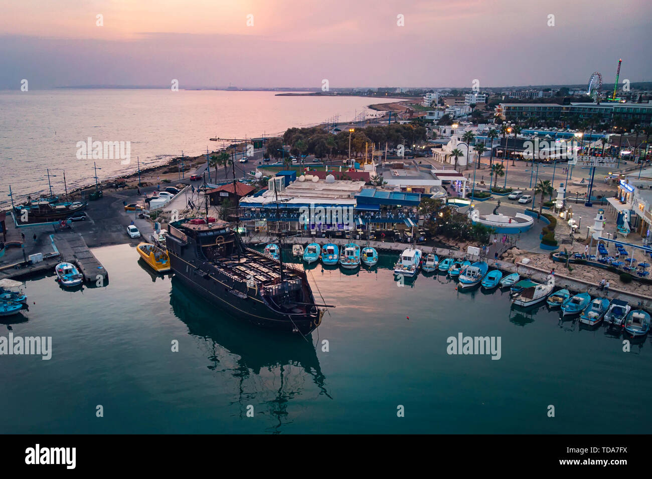 Viele Schiffe sind im Hafen in der Nähe der Ufer auf dem Hintergrund einer schönen Sonnenuntergang. Mediterranen Küste von Zypern, Ayia Napa. Stockfoto