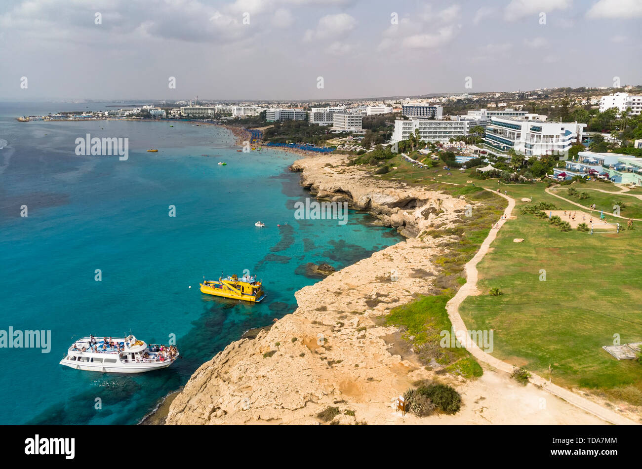 Zypern wunderschöne Küste, Mittelmeer, türkis Farbe. Zypern, Ayia Napa. Landschaft außerhalb der Stadt Stockfoto