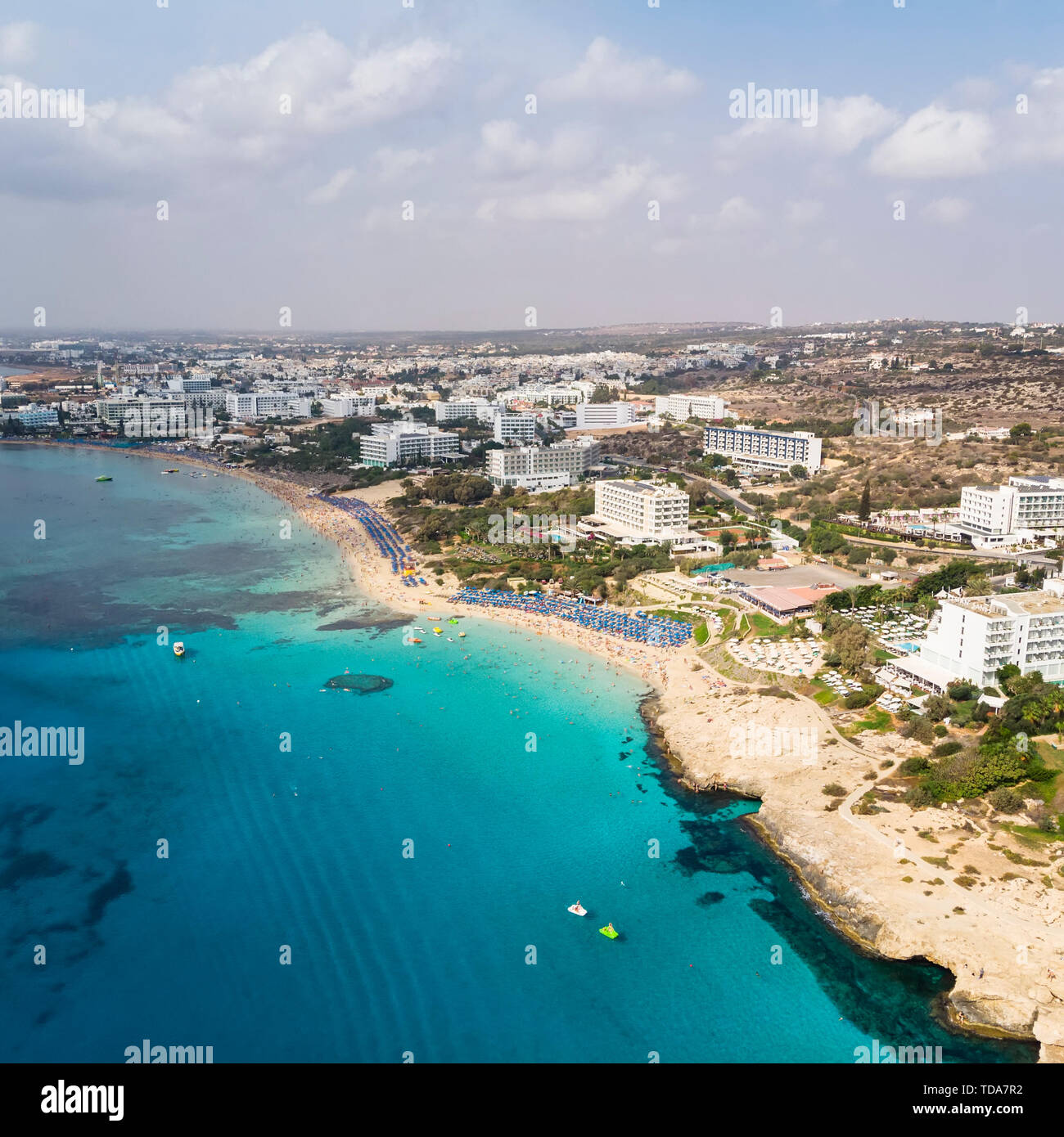 Sandstrand Nissi Beach von Famagusta District von Aia Napa Zypern. Luftaufnahme Strand von Zypern Urlaub am Mittelmeer Ferienhäuser Meer leben. Blick von oben auf den Strand Stockfoto