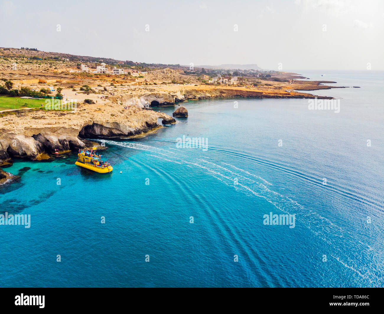 Die Blaue Lagune auf Zypern Insel tropische Meer Strand Cavo Greco am Morgen. Naturstein rock Liebe Brücke Stockfoto