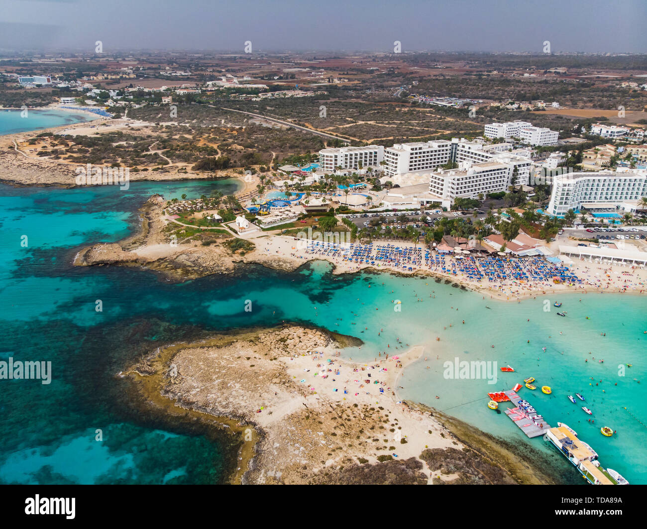 Blick von oben auf die Stadt Zyperns und dem Stadtzentrum von Ayia Napa entfernt. Mit Blick auf das Resort im mediterranen Küstenstadt. Touristische Stadt. Nissi Beach. Stockfoto