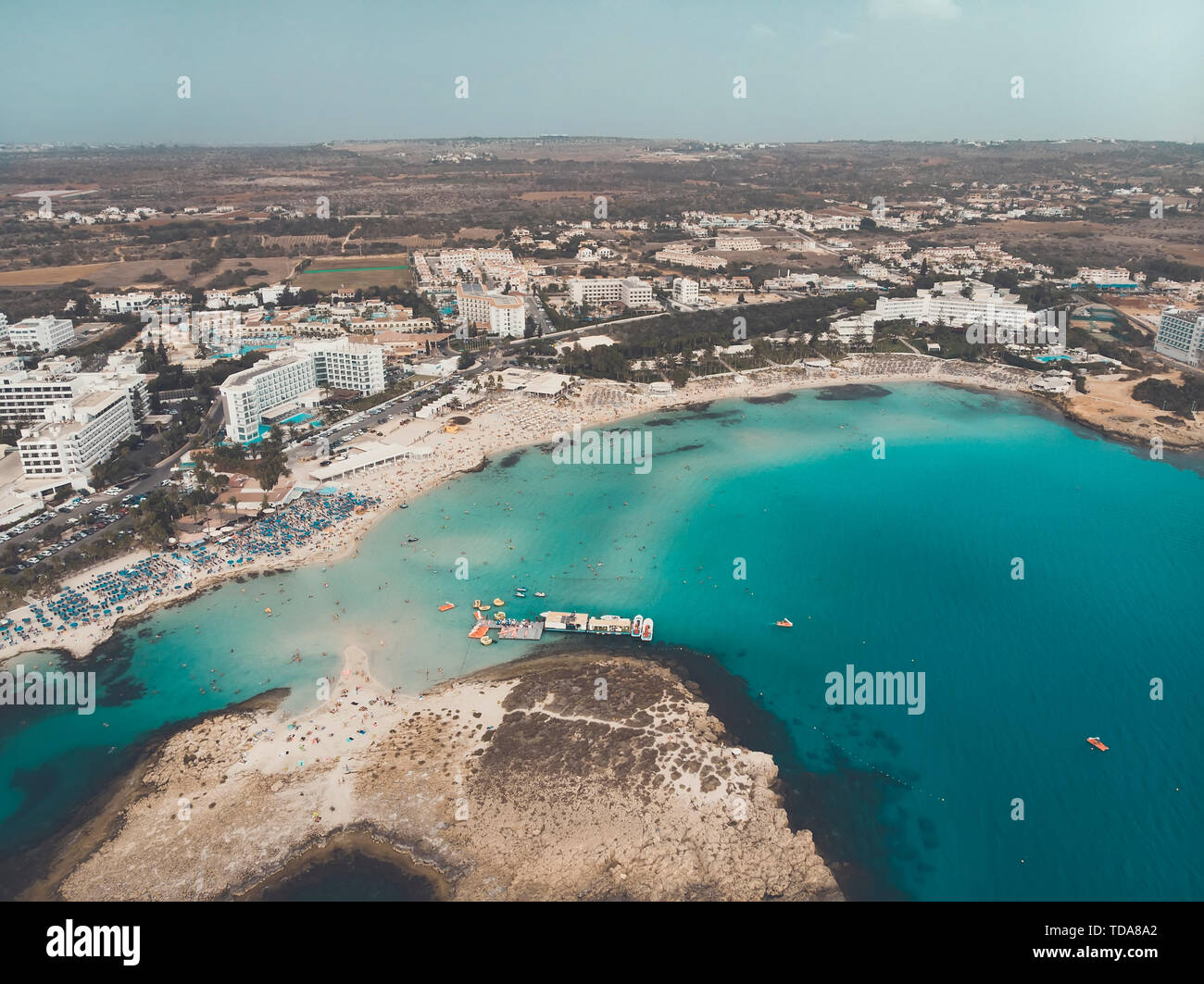 Zypern wunderschöne Küste, Mittelmeer, türkis Farbe. Häuser an der Küste des Mittelmeers. Touristische Stadt. Nissi Beach. Sommer Urlaub am Meer Stockfoto