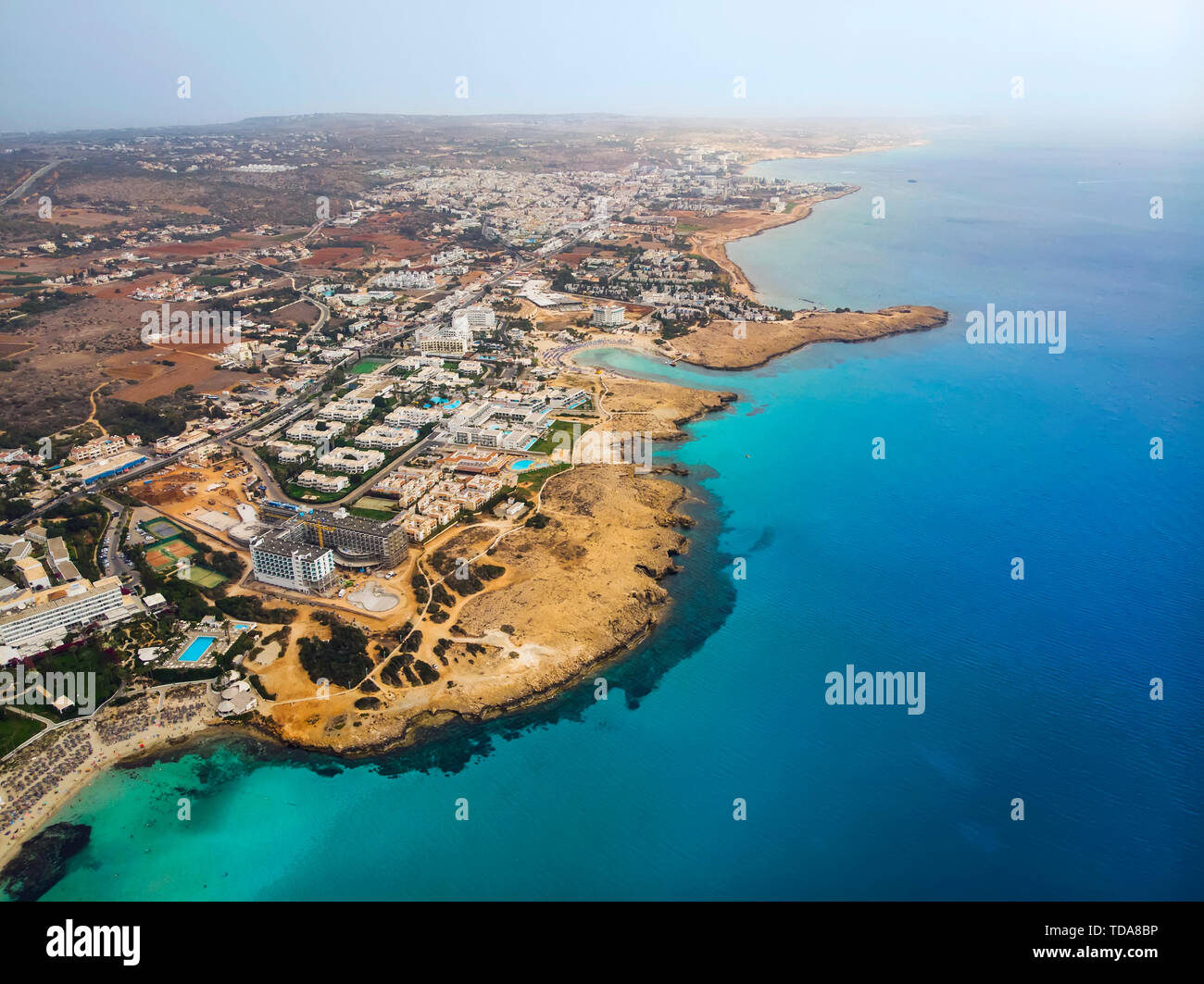 Blick von oben auf die Stadt Zyperns und dem Stadtzentrum von Ayia Napa entfernt. Mit Blick auf das Resort im mediterranen Küstenstadt. Stockfoto
