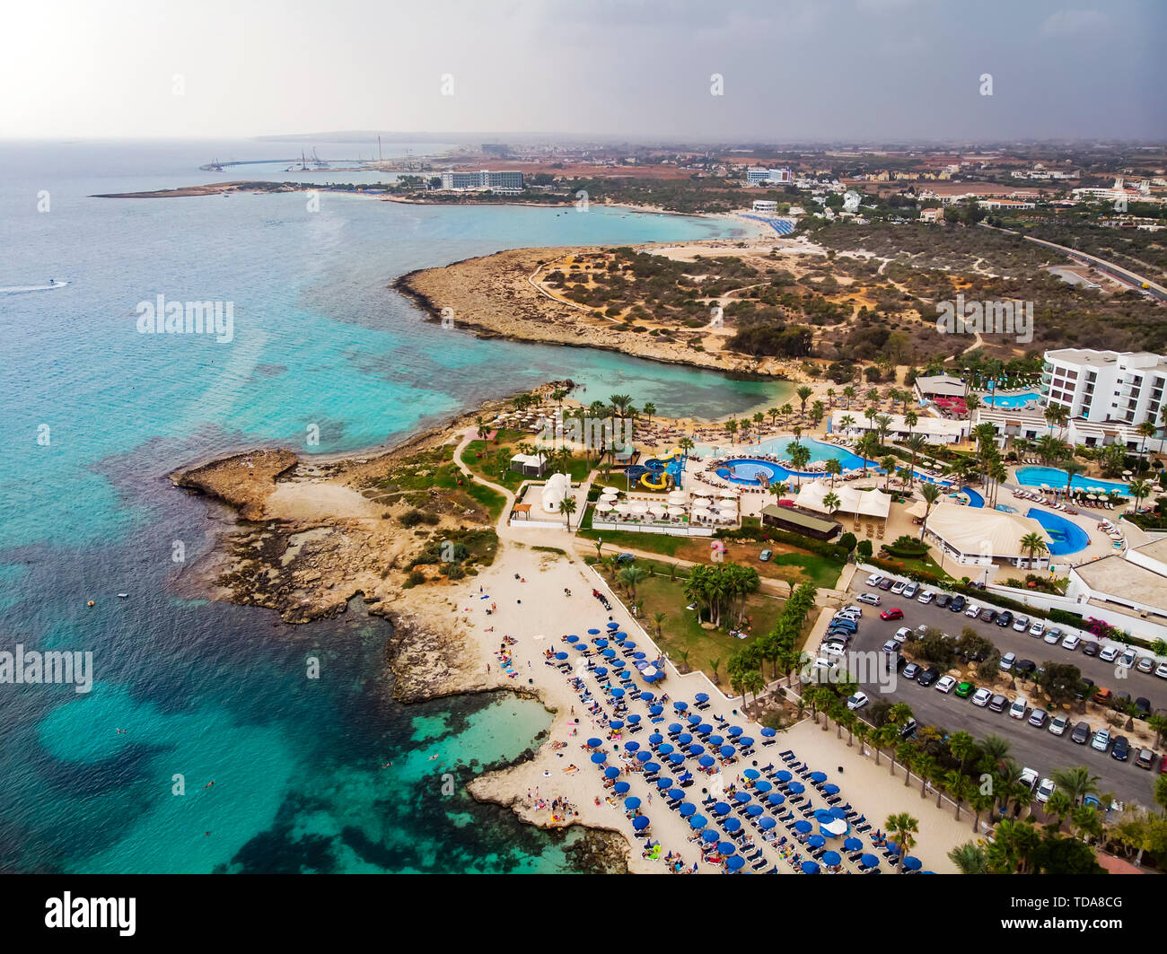 Blick von oben auf die Stadt Zyperns und dem Stadtzentrum von Ayia Napa entfernt. Mit Blick auf das Resort im mediterranen Küstenstadt. Stockfoto