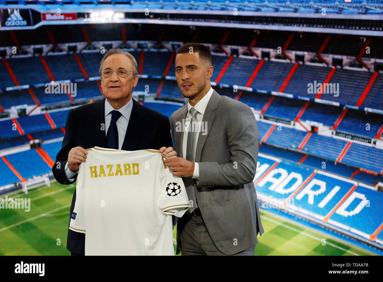 Madrid Spanien 13 Juni 2019 Eden Hazard R Und Florentino Perez Prasident Von Real Madrid Pose Mit Seinem Neuen Shirt Wahrend Der Prasentation Der Gefahr Als Neuer Spieler Von Real Madrid Im
