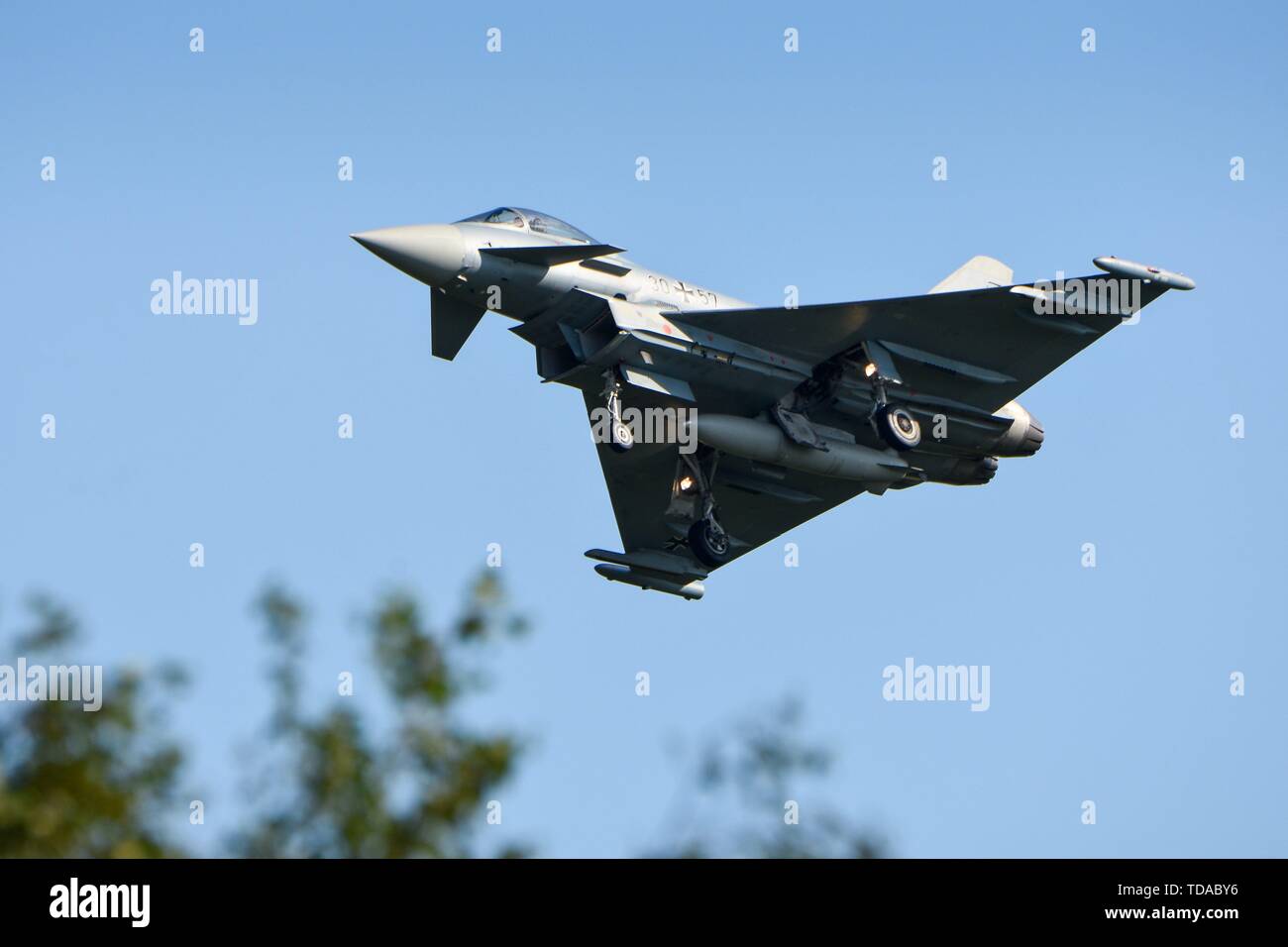 Jagel, Deutschland. 13. Juni, 2019. 13.06.2019, zwei Tage vor dem Tag der Bundeswehr auf dem Fliegerhorst Schleswig der Tactical Air Force Squadron 51 Immelmann, ehemals Naval Air Squadron 1 (MFG 1) und Aufklarungsgeschwader 51 in Jagel, Schleswig-Holstein hielt eine spotterday in der Planespotter, Pressevertreter und interessierten Parteien Transportflugzeuge, Kampfflugzeuge und Hubschrauber aus der Nähe fotografieren konnte. Ein Eurofighter im Flug. | Verwendung der weltweiten Kredit: dpa/Alamy leben Nachrichten Stockfoto