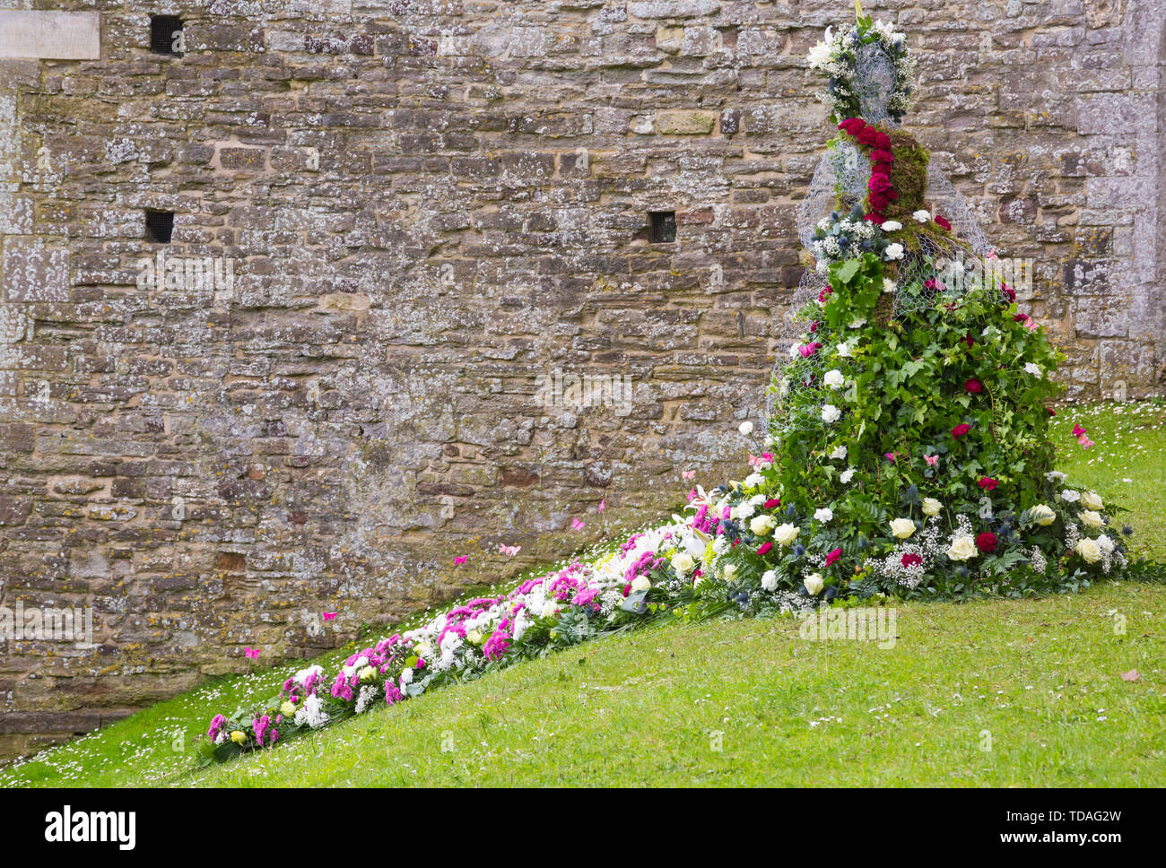 Christchurch, Dorset UK. 14. Jun 2019. Das 2. jährliche FlowerFest findet in der historischen Stadt Christchurch, die Unterstützung von MacMillan Pflege lokal Stein um Stein. Wir alle brauchen TLC und Gemeinsam verbinden wir die Gemeinschaft vor allem mit Projekten, Blumen-, Natur oder Garten. Heute ist der erste Tag der 3-tägigen Veranstaltung können die Besucher eine florale Wanderweg rund um die Stadt folgen können. Credit: Carolyn Jenkins/Alamy leben Nachrichten Stockfoto