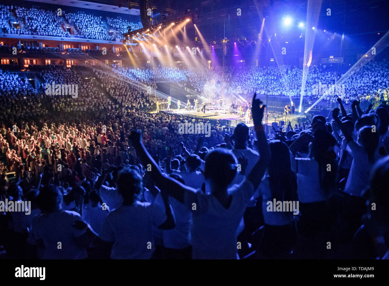 Berlin Deutschland 14 Juni 2019 Kinder Und Jugendliche Stehen Singen Und Tanzen In Der Haupttribune Der Mercedes Benz Arena Wahrend Des Konzerts Von 6k United Der Chor Konzert Ist Teil Eines Laufenden Musik