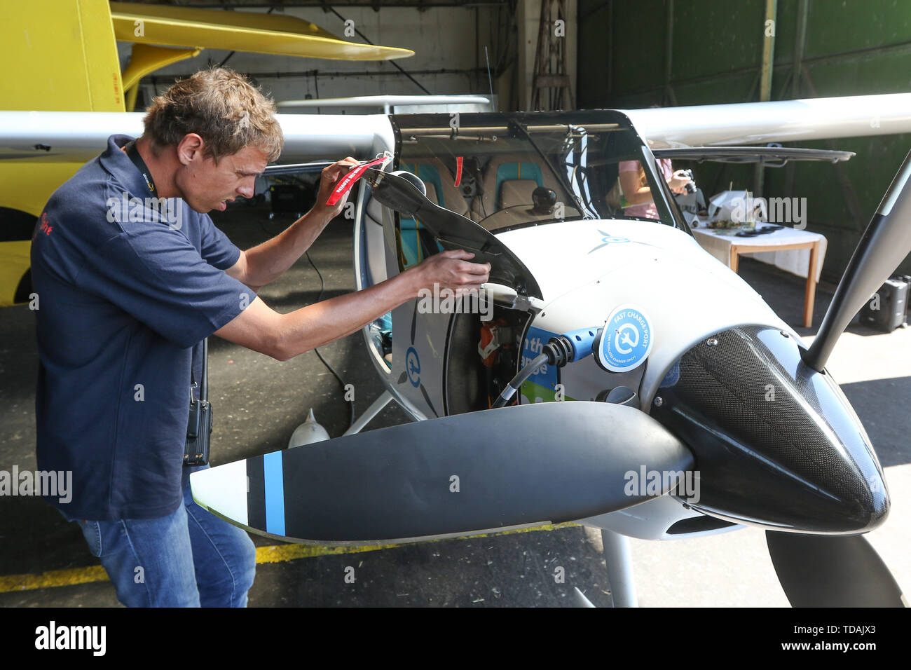 Pruszcz Danzig, Polen. 14. Juni, 2019 Pipistrel Alpha Elektro - 100 Prozent elektrische Flugzeug gesehen wird. Ebene Besuch Pruszcz Flughafen war ein Teil von Fortum unternehmen Werbe-Flug über den Polen aus Breslau auf vollelektrische Flugzeug nach Danzig. Pipistrel Alpha Elektro kann auf Builtin 21 kW Batterie für etwa eine Stunde fliegen mit Geschwindigkeiten über 150 km/h © vadim Pacajev/Alamy leben Nachrichten Stockfoto