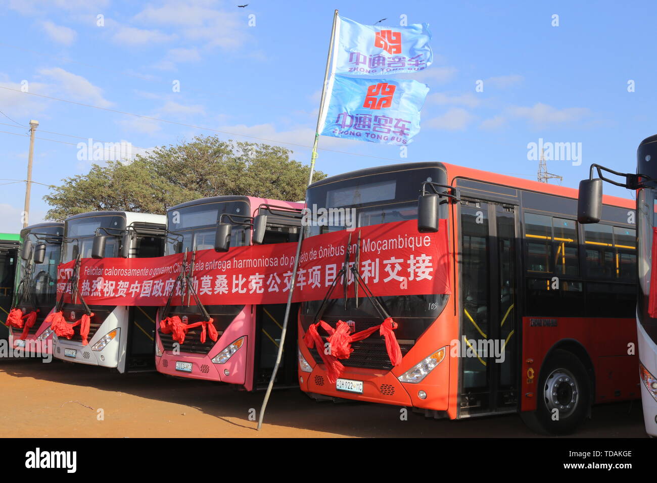 Maputo, Mosambik. 14 Juni, 2019. Gespendet Busse sind bei einer Lieferung Zeremonie in Maputo, Mosambik gesehen, am 14. Juni 2019. 100 neue Busse, die von China gespendet wurden am Freitag an Mosambik geliefert öffentliche Verkehrsmittel im Südosten des afrikanischen Landes zu verbessern. Credit: Nie Zuguo/Xinhua/Alamy leben Nachrichten Stockfoto