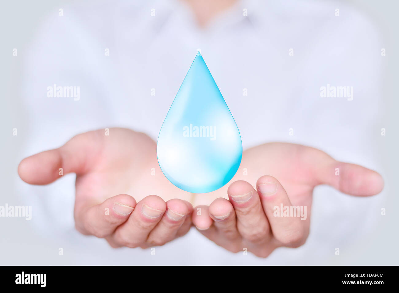 Business Mann hält Wassertröpfchen in der Hand Stockfoto