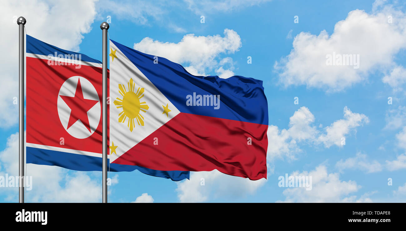 Nordkorea und Flagge Philippinen winken im Wind gegen Weiße bewölkt blauer Himmel zusammen. Diplomatie Konzept, internationale Beziehungen. Stockfoto