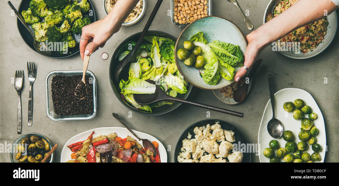 Gesunde vegane Gerichte und Frau Hände mit Platte, breiten Zusammensetzung Stockfoto