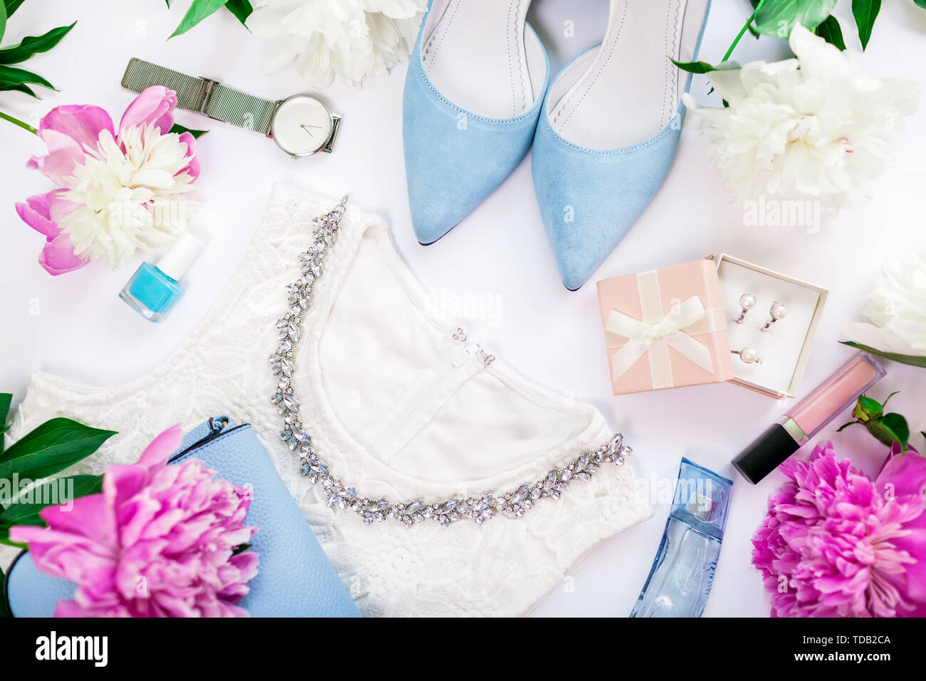 Sommer weiblichen Outfit. Kleidung, Schuhe, Kosmetik und Accessoires mit Pfingstrosen Blumen. Beauty Fashion Concept. Trendige Schmuck. Stockfoto
