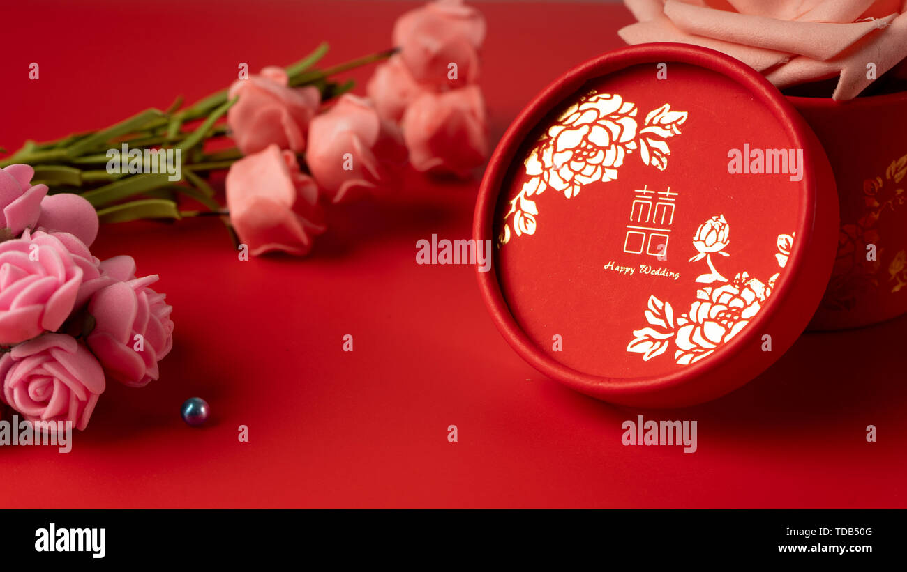 Eine kleine Schachtel mit rot festlich Ornamente. Stockfoto