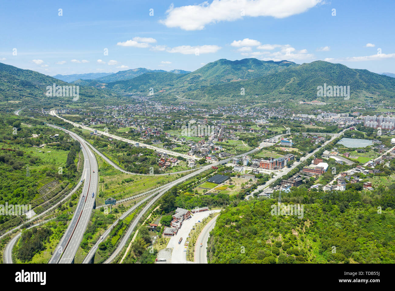 Schnellstraße in gebirgigen Gegenden des südlichen Fujian Stockfoto